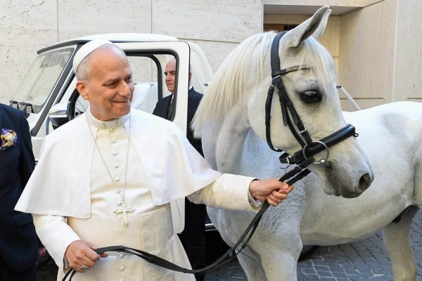 Papa Cavalo Árabe Presente ao Papa destaca a relevância mundial do Cavalo Árabe, uma das raças mais antigas da história